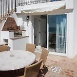 Feriehus Breathtaking Beachfront House *