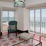 Feriehus Breathtaking Beachfront House Albufeira