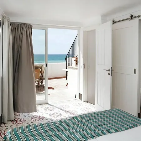 Hébergement de vacances Breathtaking Beachfront House *