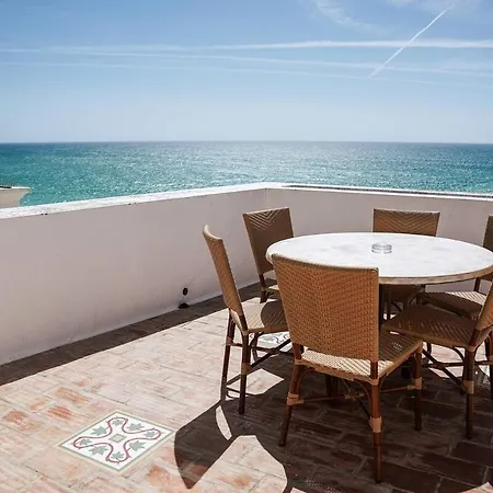 Hébergement de vacances Breathtaking Beachfront House *