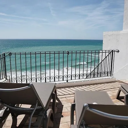 Breathtaking Beachfront House Hébergement de vacances