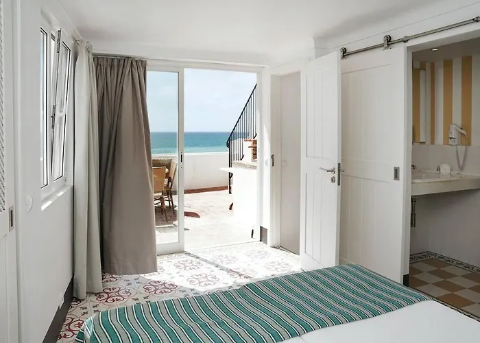 Дом отдыха Breathtaking Beachfront House *