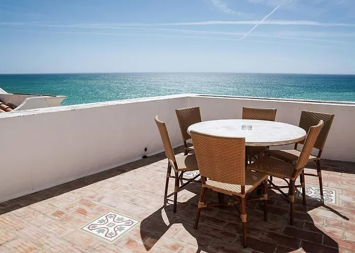 Дом отдыха Breathtaking Beachfront House *